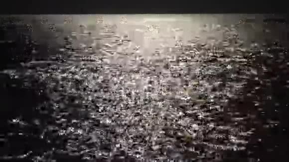 在乌克兰敖德萨的黑海黑子水中的耀眼阳光视频的预览图
