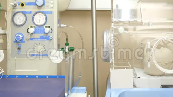 一个辐射温暖复苏装置和一个新生儿孵化器视频的预览图