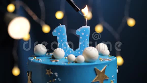 生日蛋糕11颗星天月概念蓝色蜡烛是火的打火机然后吹出来复制空间视频的预览图