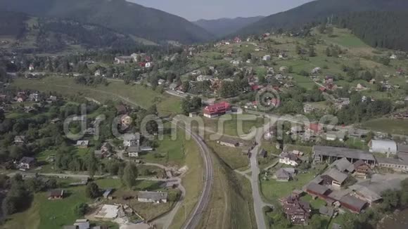 在乌克兰Vorokhta村的喀尔巴阡山上从空中到老高架桥从空中到东正教教堂视频的预览图