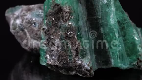 黑色背景上的天然矿物翡翠视频的预览图