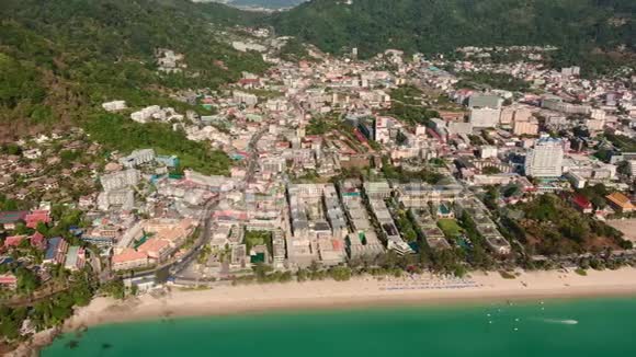 普吉岛西海岸海滩度假小镇Pathong的鸟瞰图视频的预览图