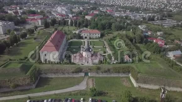 前往乌克兰利沃夫地区的佐洛奇夫宫殿城堡和观赏花园视频的预览图