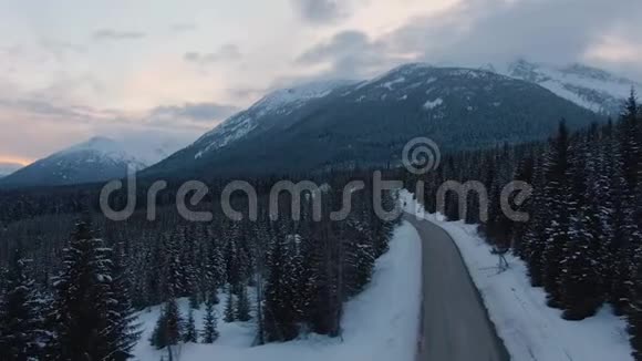 加拿大山景中风景道的鸟瞰图视频的预览图