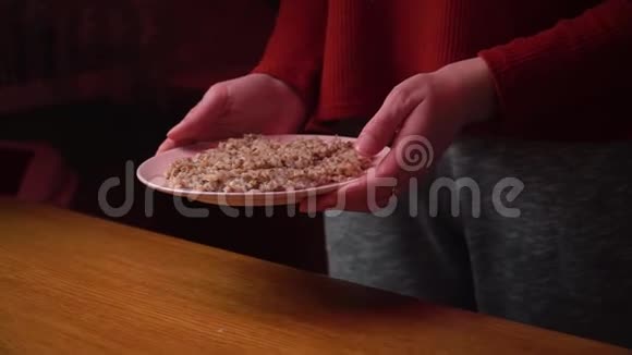 桌子上放着一个粉红色盘子里的荞麦在家里用棕色的木桌做饭视频的预览图