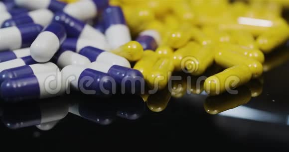 医用片剂和丸剂旋转制药工业视频的预览图