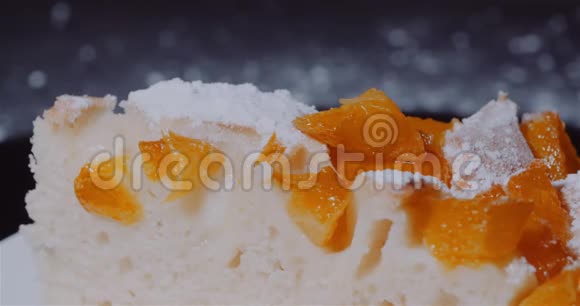 传统水果蛋糕在板块旋转视频的预览图