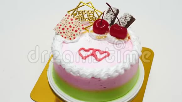 用樱桃和巧克力棒装饰的小生日蛋糕视频的预览图