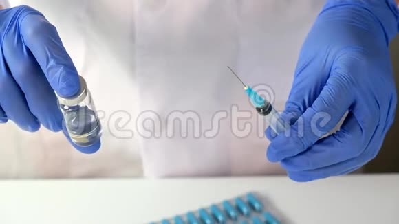 医生或护士戴蓝色手套拿着注射器和透明瓶装有疫苗并出示疫苗疫苗和免疫接种视频的预览图