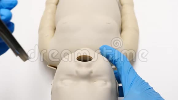 医生用新生儿人体模型插入新生儿喉镜视频的预览图