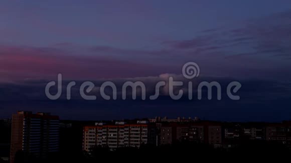 时间推移镜头城市上空的全景在日落时分云层向相反的方向移动视频的预览图