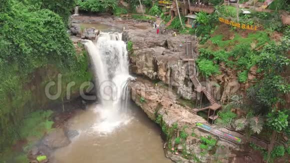 巴厘岛特根甘瀑布的鸟瞰图视频的预览图