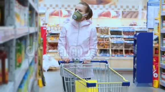 女人在商店里选择产品商店里戴医用口罩的女人视频的预览图