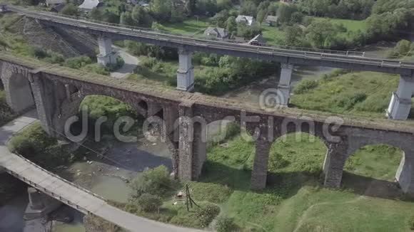 乌克兰Vorokhta村通往老高架桥的铁路过境点视频的预览图