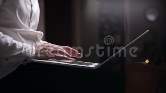 远程办公室笔记本电脑键盘上无法辨认的商人打字的特写视频的预览图