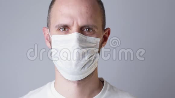 帮助阻止全球日冕病毒大流行传染病爆发关于戴面具的背景男人视频的预览图