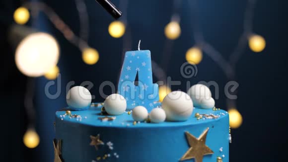 生日蛋糕数字4星天和月的概念蓝色蜡烛是火的打火机然后吹出来复制空间视频的预览图