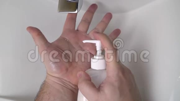 用酒精凝胶洗手消除细菌和病毒视频的预览图