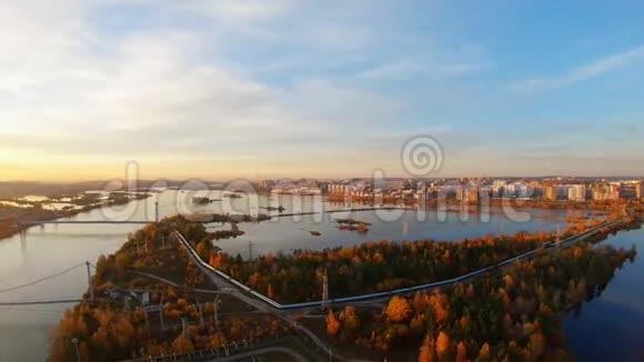 伊尔库茨克市的空中飞机安加拉河和水坝视频的预览图