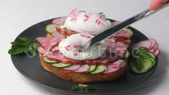 三明治烤白面包片配水煮鸡蛋绿叶芝麻菜黄瓜和萝卜视频的预览图