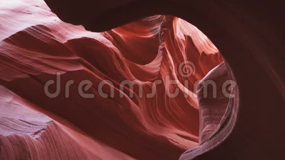 在页面上用水雕刻的下羚羊峡谷的墙上可以看到全景视频的预览图