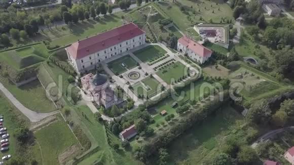前往乌克兰利沃夫地区的佐洛奇夫宫殿城堡和观赏花园视频的预览图