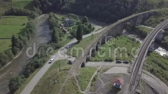 乌克兰Vorokhta村通往老高架桥的铁路过境点视频的预览图