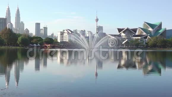 早上在吉隆坡和池塘上的喷泉视频的预览图