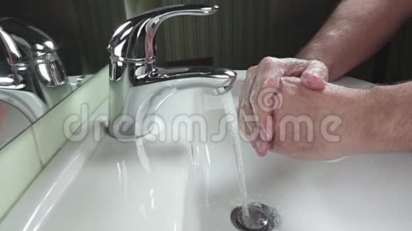 人在流水下洗手慢动作视频的预览图