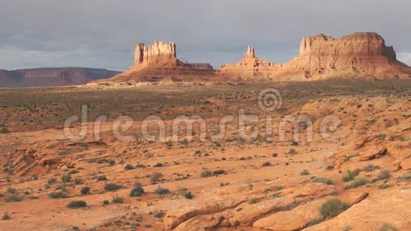 犹他州纪念碑山谷的马鞍背梅萨日出全景视频的预览图