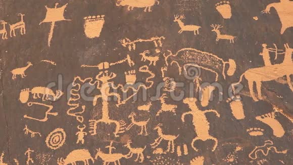 在峡谷地国家公园的报纸岩石上一幅美国印第安人艺术的岩画视频的预览图