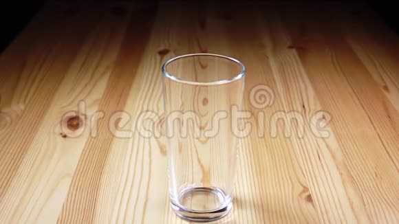 果汁倒入玻璃杯中慢动作视频的预览图