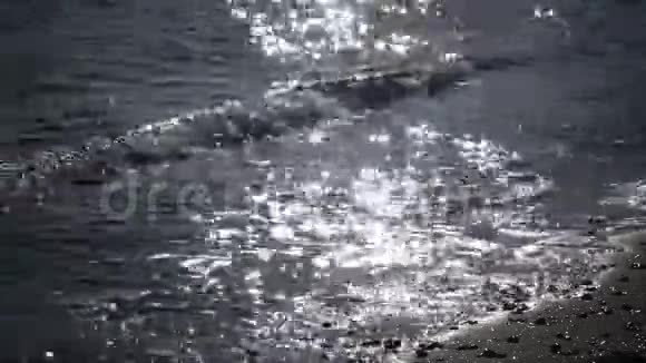 阳光在水中闪耀海浪在乌克兰敖德萨的海滨翻滚视频的预览图