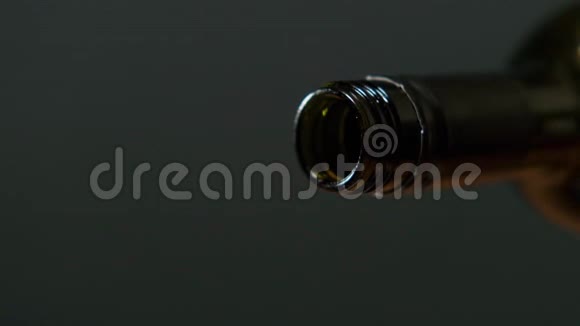 葡萄酒是从酒瓶中倒入黑色背景季节性冬季热酒视频的预览图