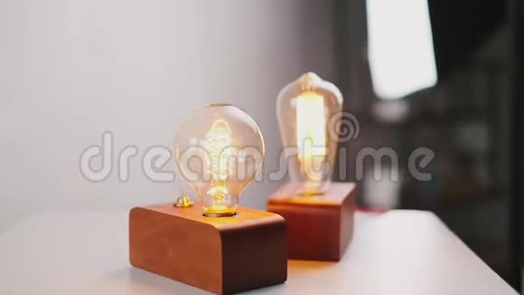 桌子上有一盏正方体木灯视频的预览图