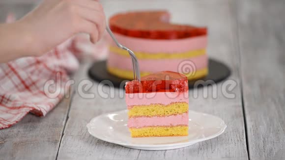 吃一块蛋糕配上香草饼干覆盆子慕斯和果冻甜点视频的预览图