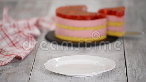一块蛋糕有香草饼干覆盆子慕斯和果冻甜点视频的预览图