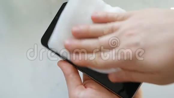女性清洁手机湿抗菌湿巾表面消毒视频的预览图