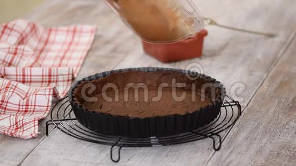 糕点厨师用杏仁奶油做巧克力杏仁蛋糕把巧克力面糊倒入馅饼模视频的预览图