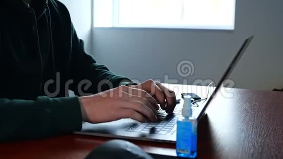 年轻人在工作场所用冠状病毒的凝胶防腐剂去除手竖起大拇指视频的预览图