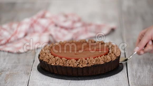 美味的巧克力馅饼樱桃糖果和巧克力奶油视频的预览图