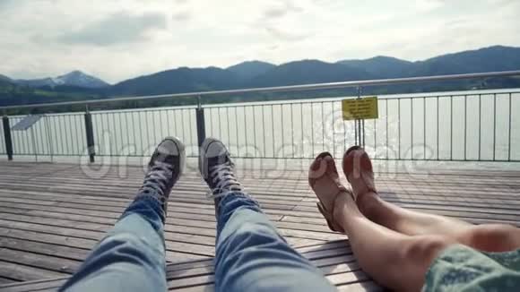 赛尔夫视频男足穿运动鞋女足穿鞋穿蓝湖视频的预览图