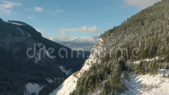 加拿大山景之间山谷中一条风景优美的公路的空中无人机景视频的预览图
