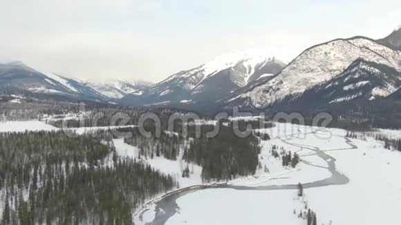 加拿大美丽的空中无人机景观视频的预览图