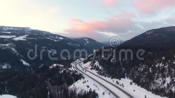 加拿大山景中经过的一条风景优美的公路的空中无人机景视频的预览图