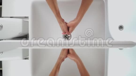 女性洗手盆冠状病毒期间的卫生一个女人用肥皂在白色的水槽上洗手以消除细菌视频的预览图