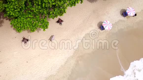 白色沙滩的空中静止镜头海浪进出视频的预览图