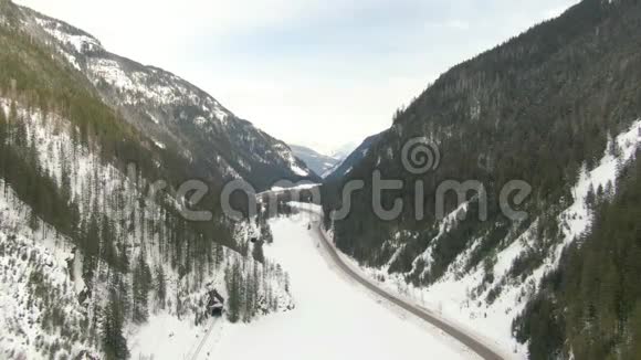 山谷中风景优美的公路的空中全景视频的预览图