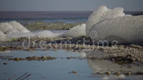 水和海岸上的肮脏泡沫富营养化水库污染生态问题黑海Tyligul视频的预览图