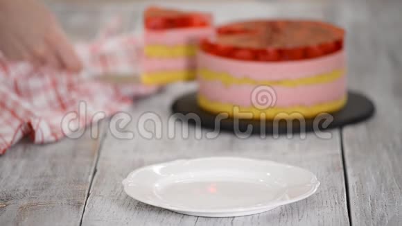 一块蛋糕有香草饼干覆盆子慕斯和果冻甜点视频的预览图